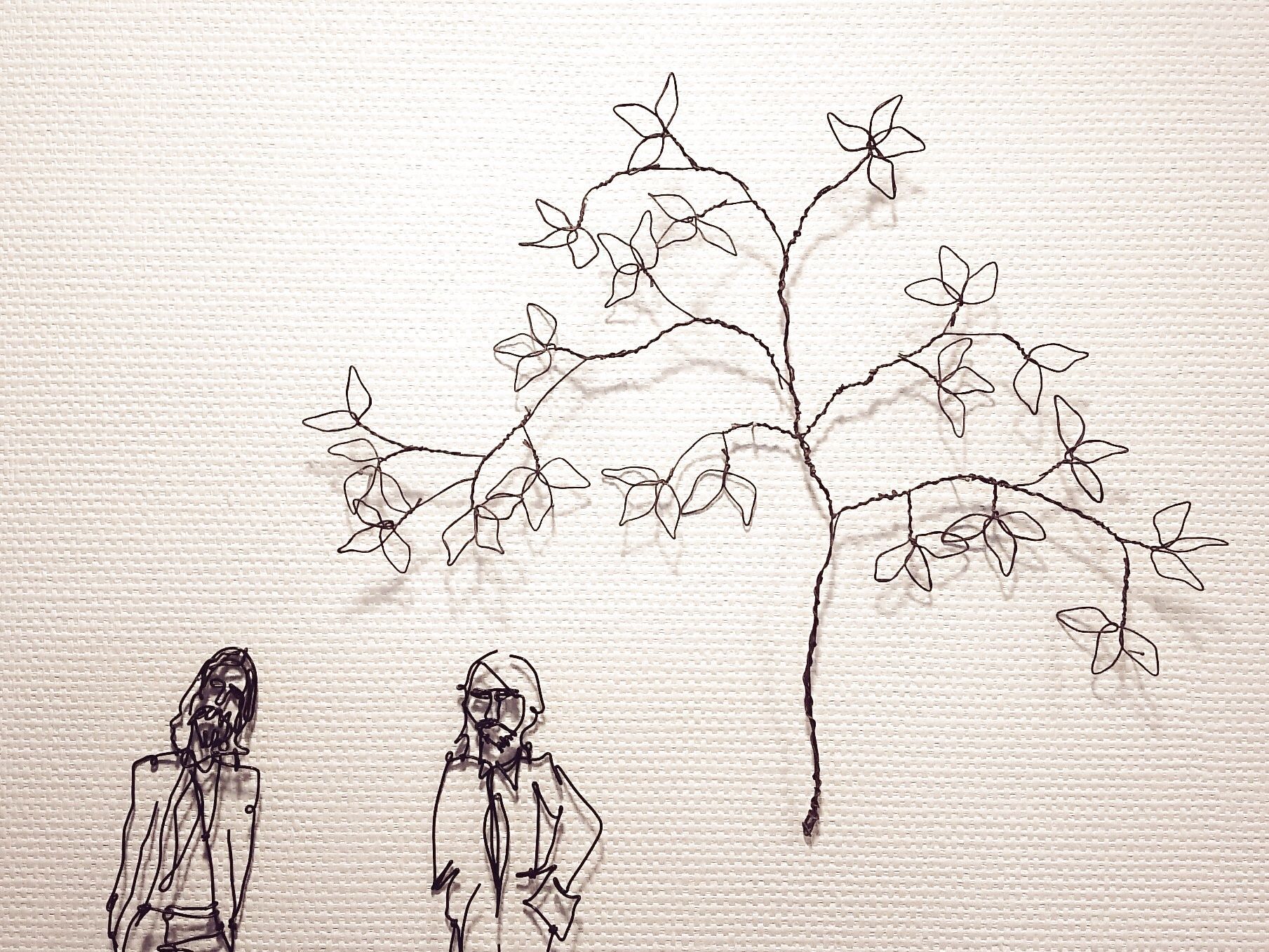 木をワイヤーで作る 白壁の空いたスペースにワイヤーアート 暮らしニスタ