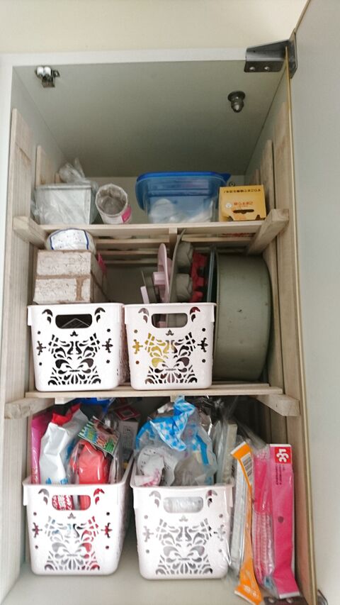 すのこで簡単 棚がないキッチン吊り戸棚に棚を作成 暮らしニスタ すのこで簡単 棚がないキッチン吊り戸棚に棚を作成 暮らしニスタ