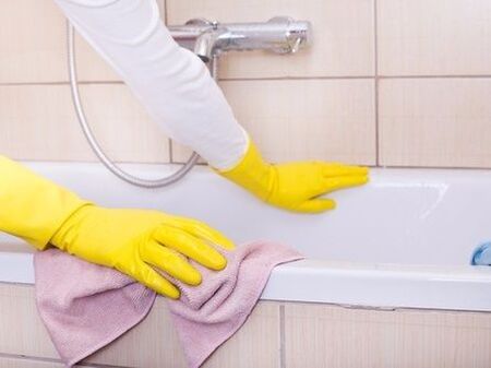 【裏ワザ】お風呂の厄介な汚れ「水垢」をしっかり落とす4つの掃除方法