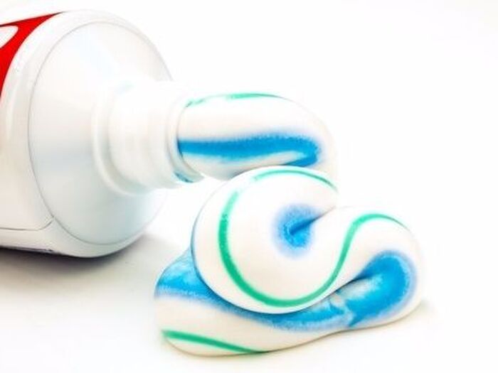 ＜お風呂の水垢掃除＞歯磨き粉の研磨剤成分を使う