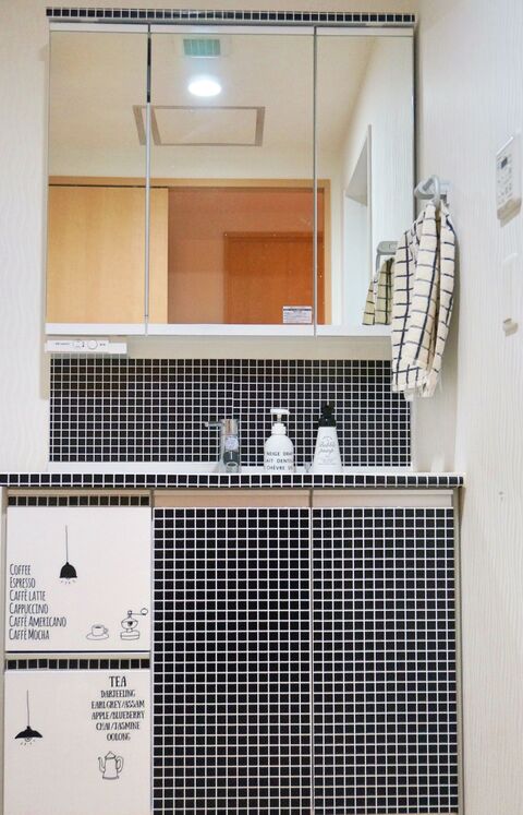 100均で大人気のリメイクシートで 賃貸の洗面台を400円 簡単セルフリノベ 暮らしニスタ 100均で大人気のリメイクシートで 賃貸の洗面台を400円 簡単セルフリノベ 暮らしニスタ