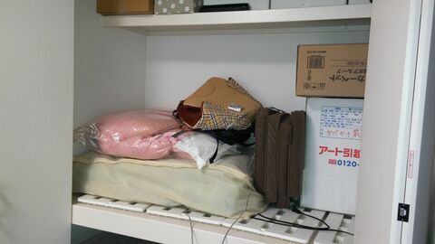 突っ張り棒を使って下の布団を取り出しやすくする収納術 暮らしニスタ 突っ張り棒を使って下の布団を取り出しやすくする収納術 暮らしニスタ