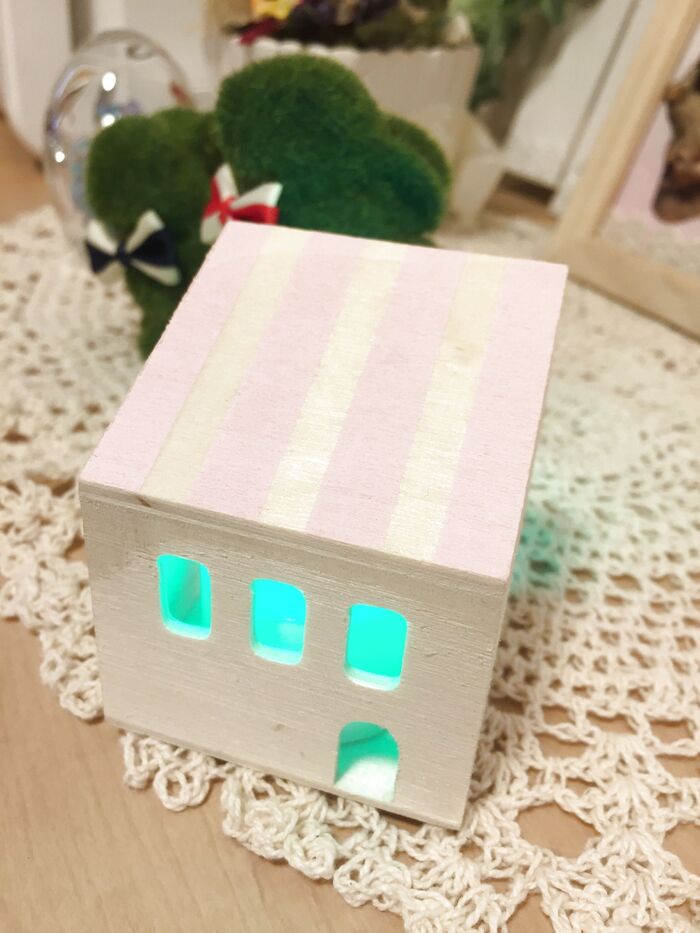 可愛らしいセリアの小さなお家とLEDランプ