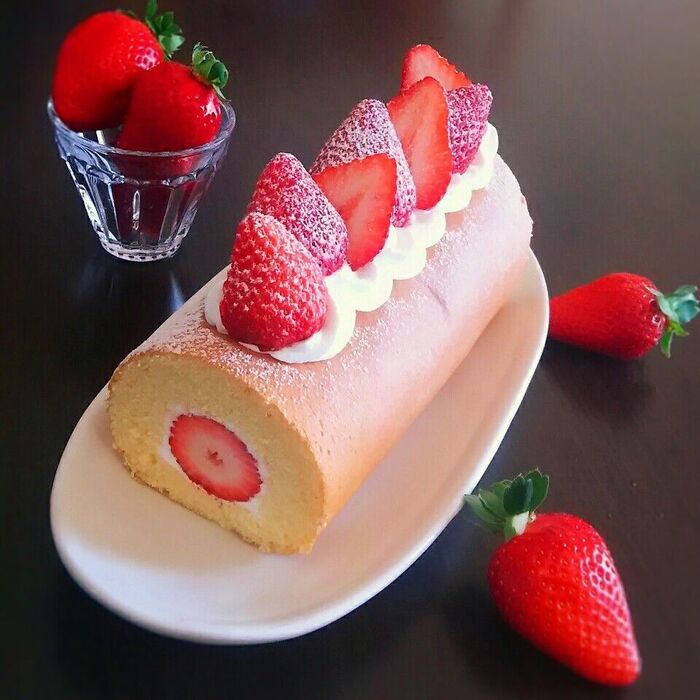 簡単手作りお菓子♡ふわふわしっとり苺ロールケーキ