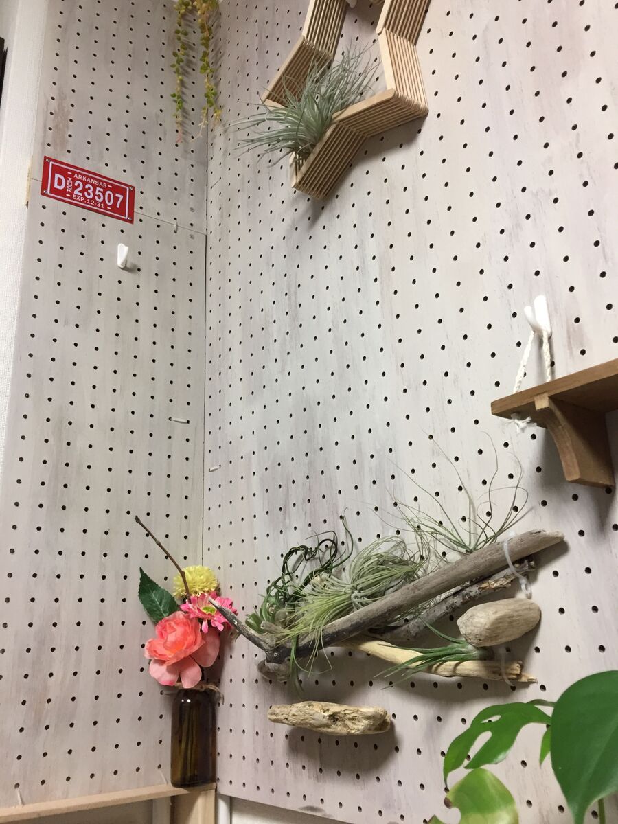 壁に穴が開かない有孔ボードの取り付け方 暮らしニスタ 壁に穴が開かない有孔ボードの取り付け方 暮らしニスタ