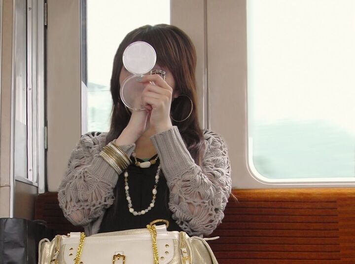 電車内で化粧をするのって、あり?なし?女性100人に聞いてみた!