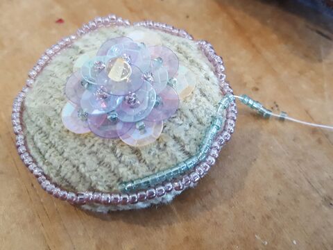 ビーズ刺繍の手作りブローチの作り方 暮らしニスタ ビーズ刺繍の手作りブローチの作り方 暮らしニスタ