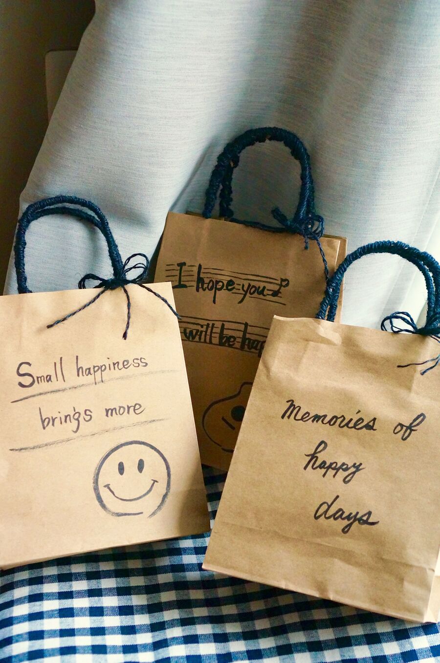 1枚40円で出来ちゃう クラフトバックに毛糸と筆ペンでラッピングバッグ作り 彡 暮らしニスタ 1枚40円で出来ちゃう クラフトバックに毛糸と筆ペンでラッピングバッグ作り 彡 暮らしニスタ