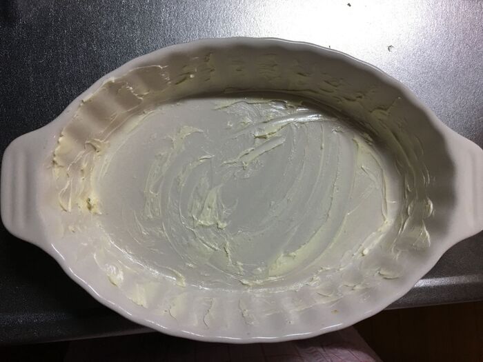 耐熱皿にバターを塗ります。