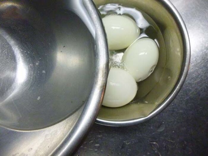 塩茹で卵を作る。