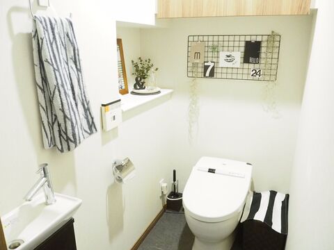 ダイソー プチプラ雑貨でトイレを北欧白黒モダン風にdiy 暮らしニスタ