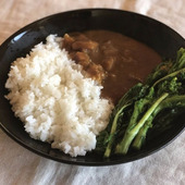 春の苦味を楽しむ、大人のカレー！ ボンカレー菜の花バター添え