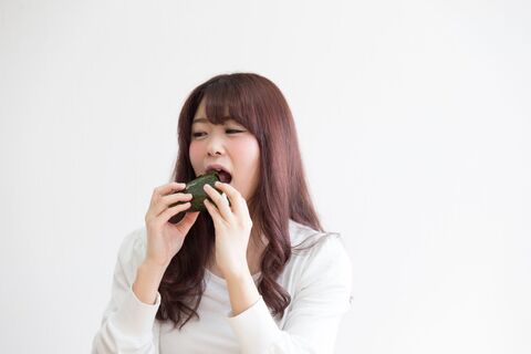 電車内で飲食 おにぎりをパクッ はあり なし 女性100人の意見を聞いてみた 暮らしニスタ 電車内で飲食 おにぎりをパクッ はあり なし 女性100人の意見を聞いてみた 暮らしニスタ