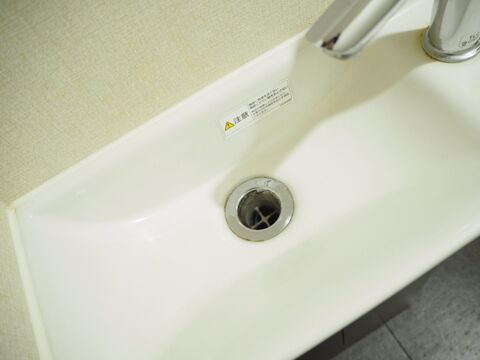 トイレの手洗いボウルの水垢黄ばみがスッキリ解消したお掃除方法 暮らしニスタ トイレの手洗いボウルの水垢黄ばみがスッキリ解消したお掃除方法 暮らしニスタ