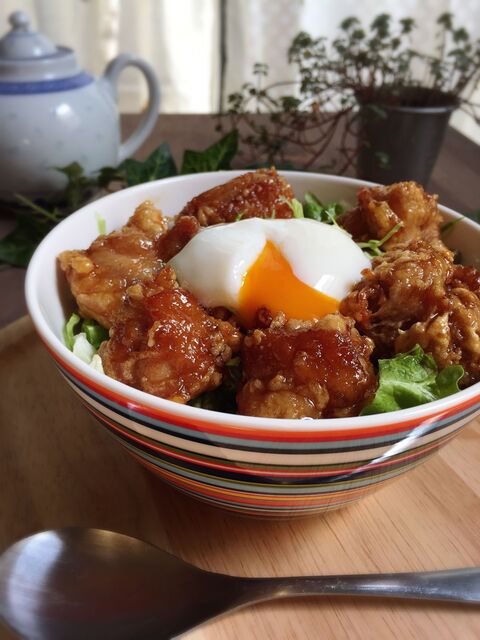 たれ漬け唐揚げ丼温玉乗せ で唐揚げ専門店っぽく 暮らしニスタ