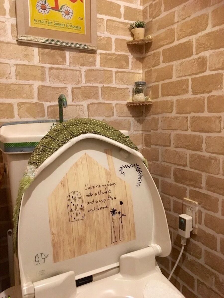 トイレのフタ裏を開けたら可愛く 100均シートで簡単プチリメイク 暮らしニスタ トイレのフタ裏を開けたら可愛く 100均シートで簡単プチリメイク 暮らしニスタ