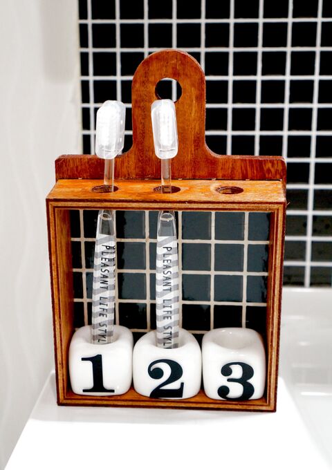 100均試験管とカッティングボードで簡単 可動式歯ブラシスタンドdiy 暮らしニスタ