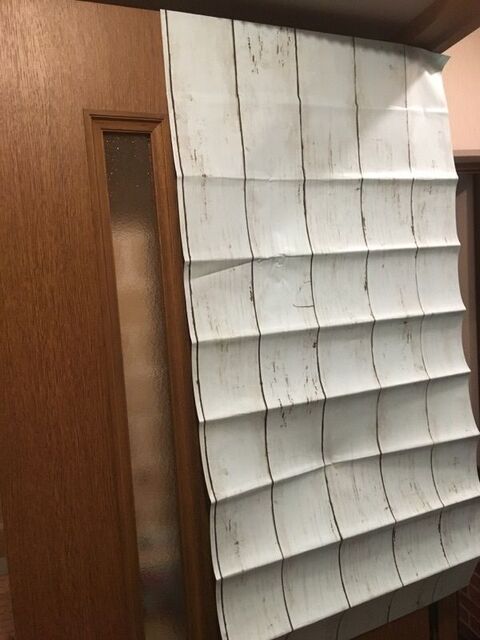 ダイソーリメイクシートを貼るだけ 簡単 トイレドアをリバーシブル仕様に 暮らしニスタ