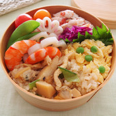 新生活応援！かんたんお弁当レシピ「あさりと筍ごはんの曲げわっぱ弁当」