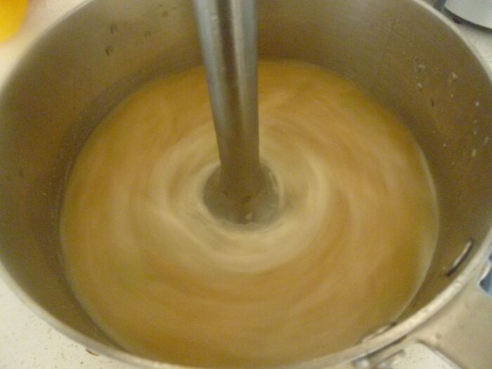 胡麻風味のピーナッツスープを作る。