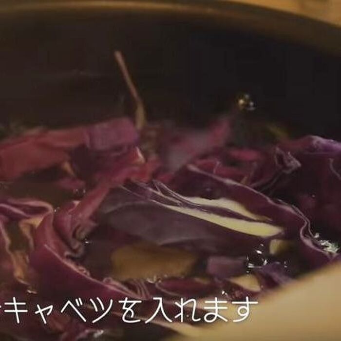■青いゆで卵の作り方３．紫キャベツを茹でる