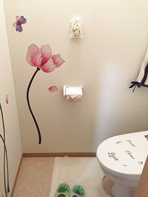 トイレを100均お花ステッカーでお花畑に 暮らしニスタ トイレを100均お花ステッカーでお花畑に 暮らしニスタ