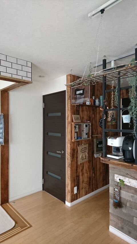 Diy 壁面は大きなキャンバス ペイントで壁をお店風にリメイク 暮らしニスタ Diy 壁面は大きなキャンバス ペイントで壁をお店風にリメイク 暮らしニスタ