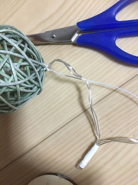 ダイソーのラタンボールで 雑貨屋さん風 インテリアライトの作り方 暮らしニスタ ダイソーのラタンボールで 雑貨屋さん風 インテリアライトの作り方 暮らしニスタ