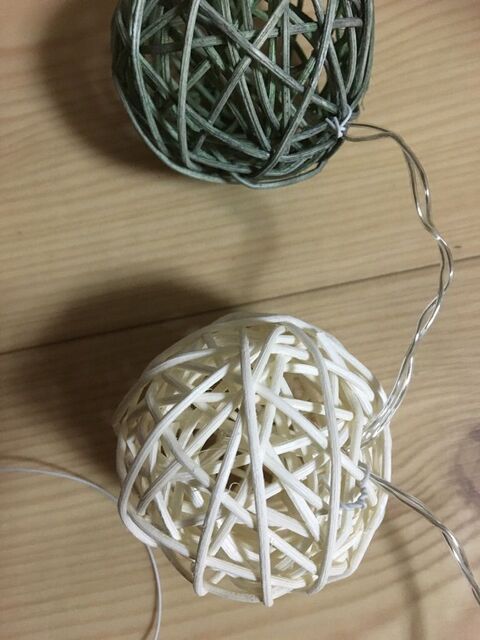 ダイソーのラタンボールで 雑貨屋さん風 インテリアライトの作り方 暮らしニスタ ダイソーのラタンボールで 雑貨屋さん風 インテリアライトの作り方 暮らしニスタ