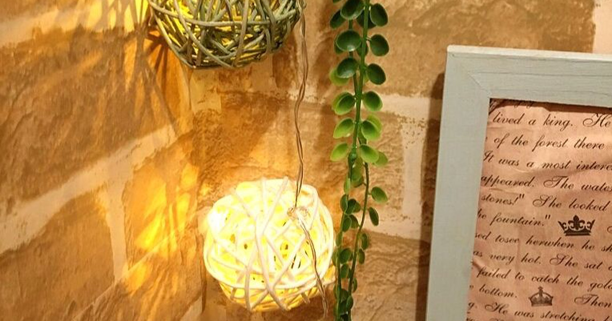 ダイソーのラタンボールで 雑貨屋さん風 インテリアライトの作り方 暮らしニスタ