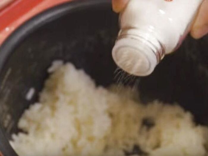 ■残ったご飯でおせんべいを作る方法１．ご飯に塩をふる