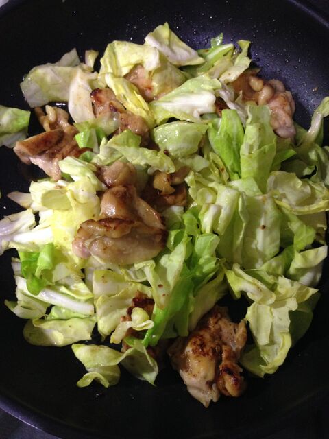 塩麹 レモンで減塩にも うまみたっぷり 春キャベツと鶏もも炒め 暮らしニスタ 塩麹 レモンで減塩にも うまみたっぷり 春キャベツと鶏もも炒め 暮らしニスタ