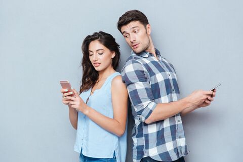 衝撃 夫の が妻の携帯を覗き見 それで何が見つかった 暮らしニスタ 衝撃 夫の が妻の携帯を覗き見 それで何が見つかった 暮らしニスタ