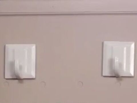 Diy裏技 100均フックでコンセントタップを壁付する方法 暮らしニスタ Diy裏技 100均フックでコンセントタップを壁付する方法 暮らしニスタ