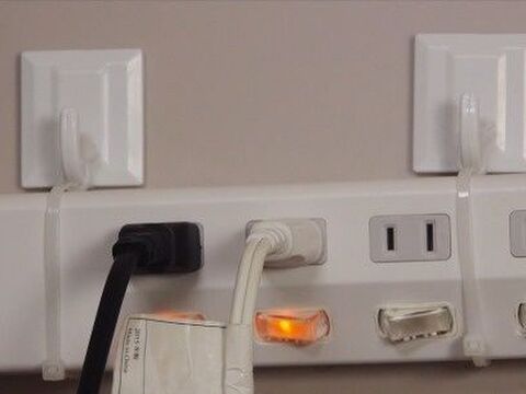 Diy裏技 100均フックでコンセントタップを壁付する方法 暮らしニスタ Diy裏技 100均フックでコンセントタップを壁付する方法 暮らしニスタ