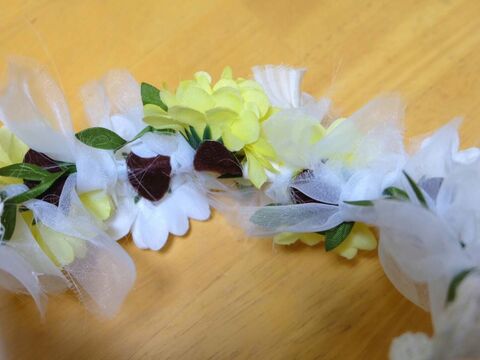 100均リースで簡単 花かんむり コサージュ 暮らしニスタ 100均リースで簡単 花かんむり コサージュ 暮らしニスタ