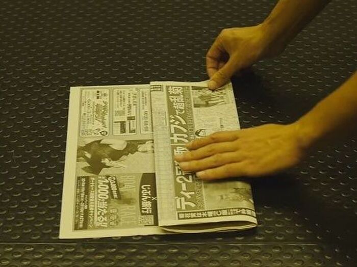 ■まずは一枚の新聞紙を半分に折りましょう。
