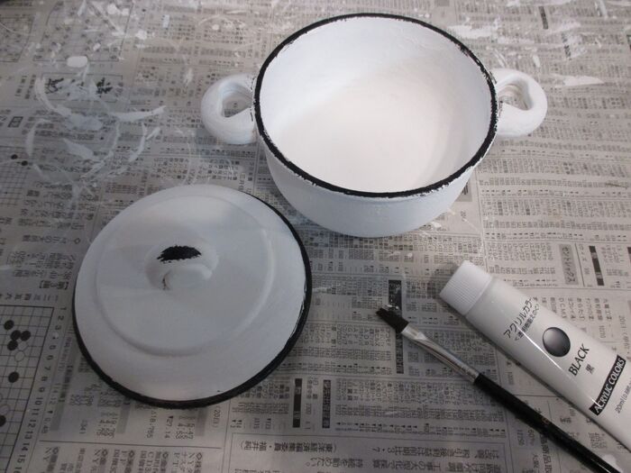 作り方①白ペンキを3度塗りしてしっかり白にする。