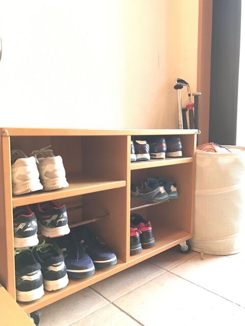 セリアの突っ張り棒で靴収納 デッドスペースを有効活用する方法 暮らしニスタ セリアの突っ張り棒で靴収納 デッドスペースを有効活用する方法 暮らしニスタ