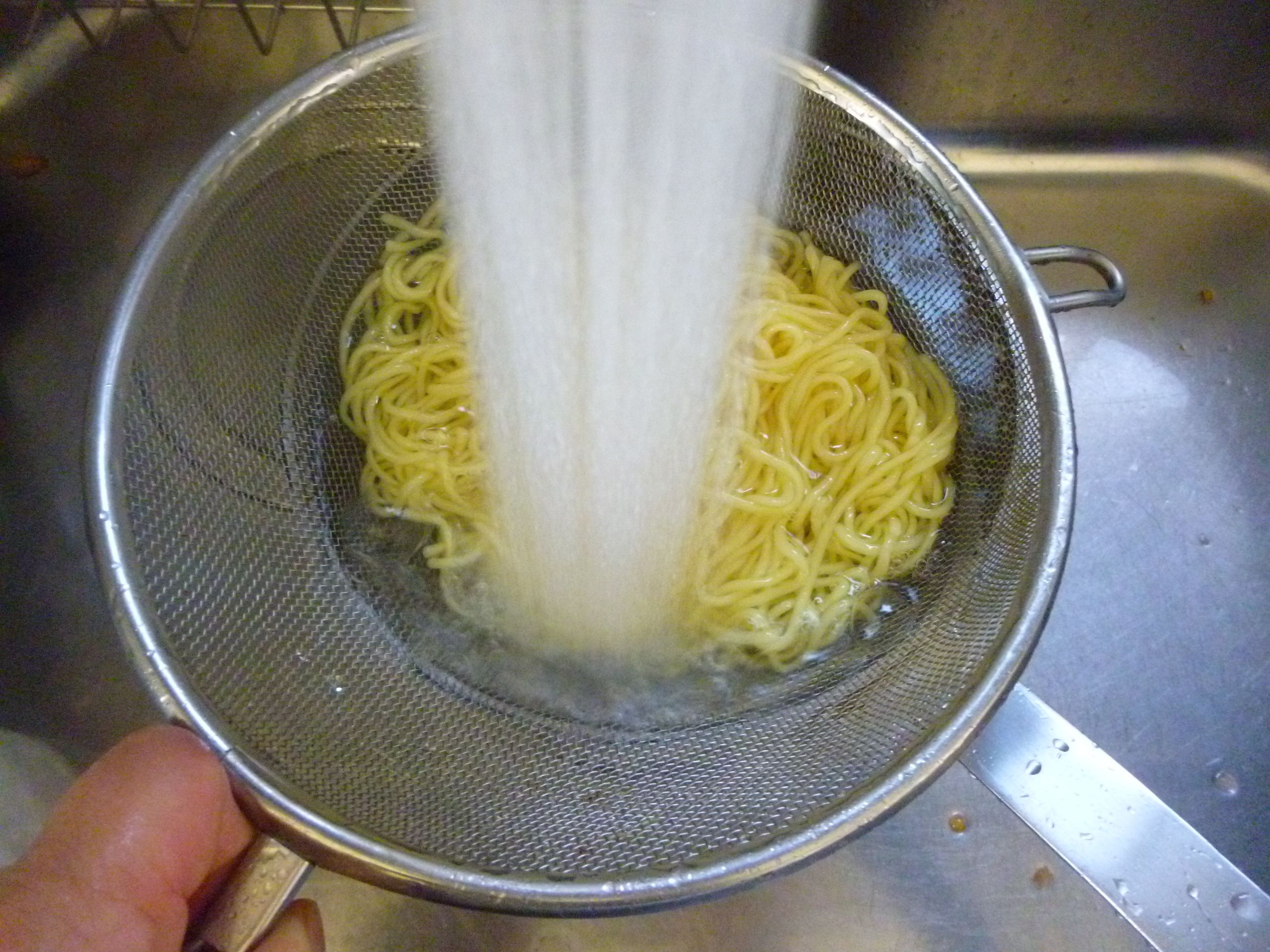 麺は笊に取り冷水で洗う。