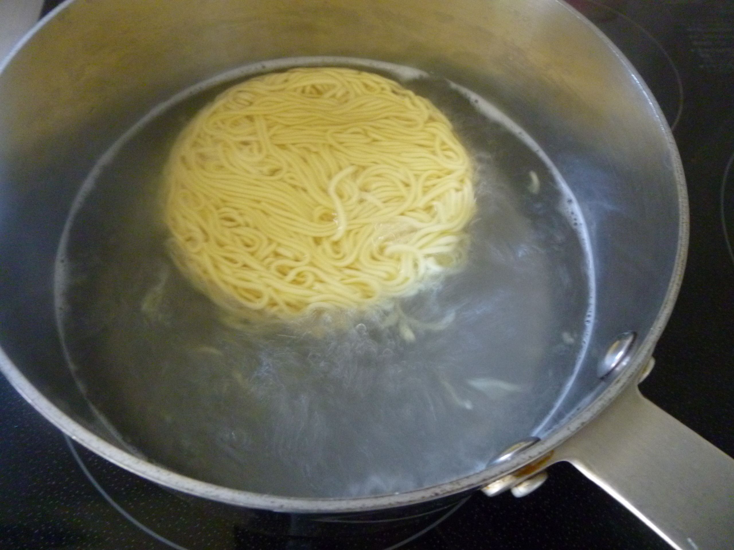 麺を茹でる。