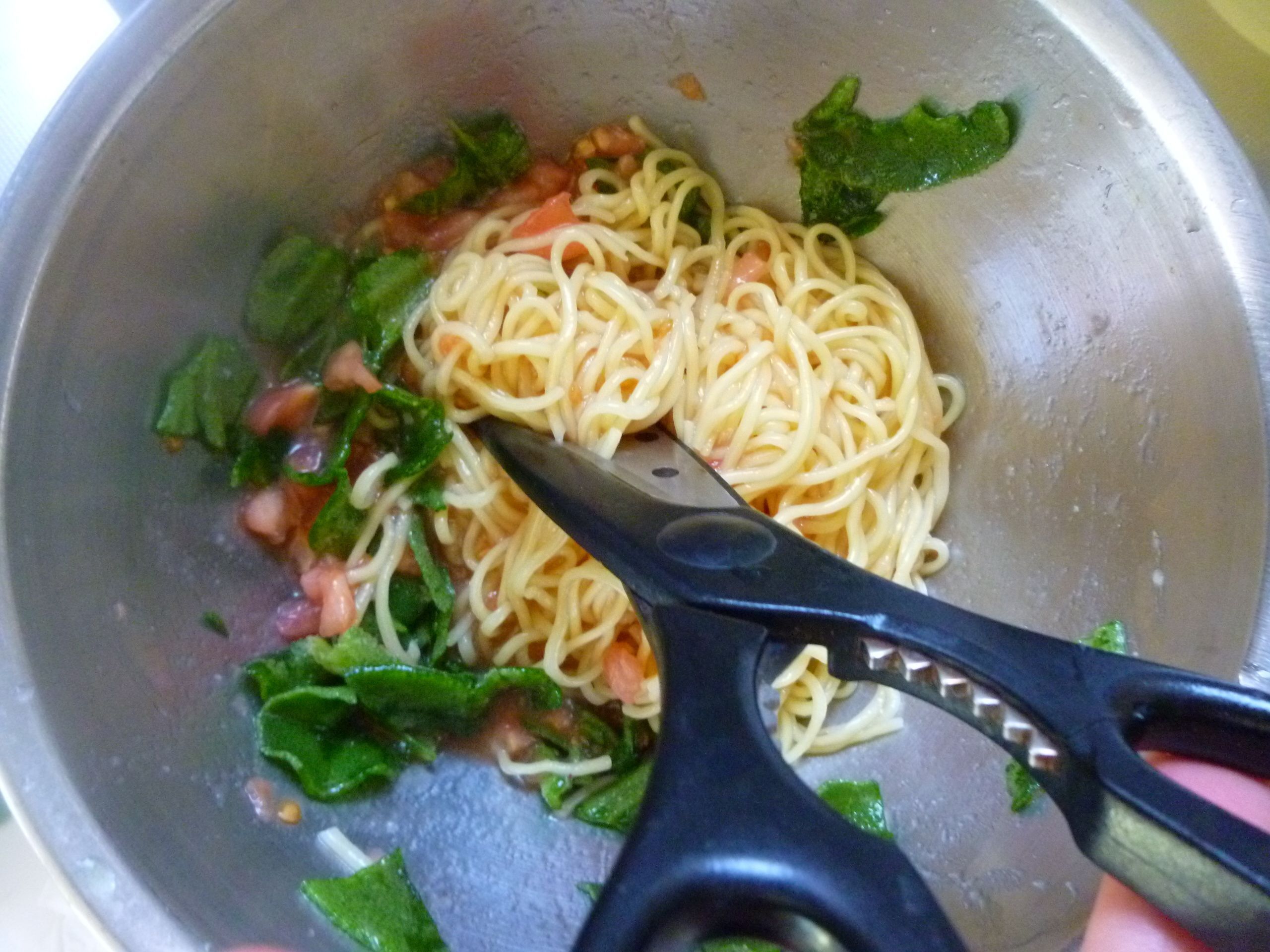 麺をトマトスープの中に入れる。