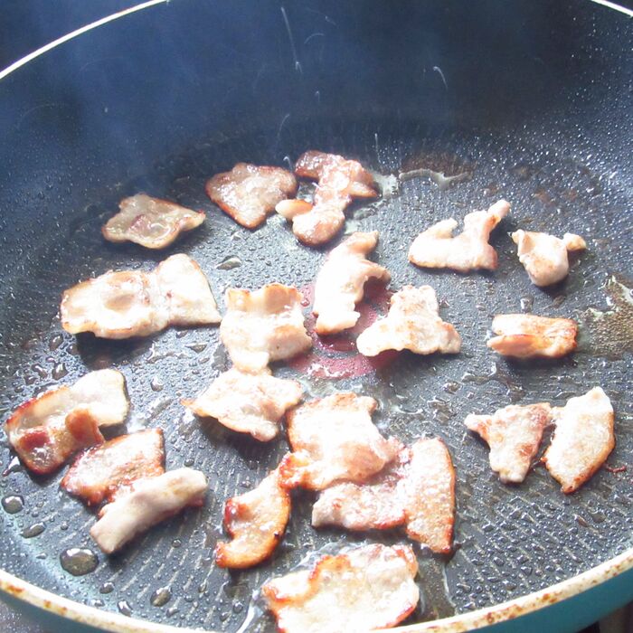 豚バラ肉を焼きます。