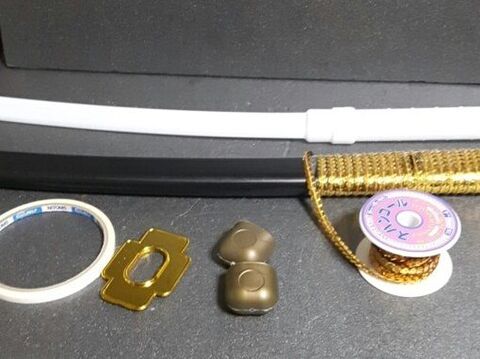 100均の材料で作った刀飾りと刀置き台 暮らしニスタ