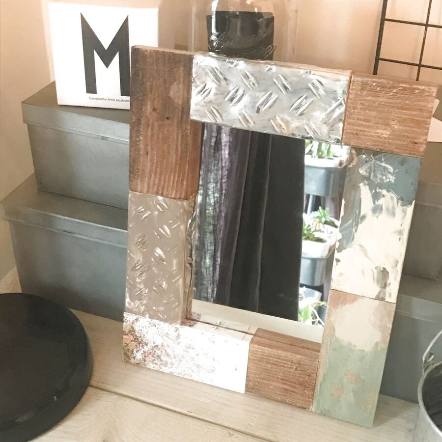 100均とかまぼこ板でスクラップウッド風リメイク鏡をdiy 暮らしニスタ