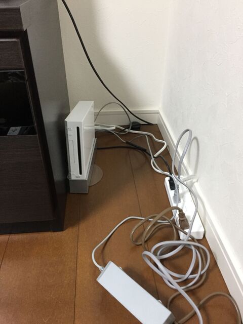 セリアの蓋つきボックスとケーブルタイでテレビまわりの配線コード問題をスッキリ 暮らしニスタ セリアの蓋つきボックスとケーブルタイでテレビまわりの配線コード問題をスッキリ 暮らしニスタ