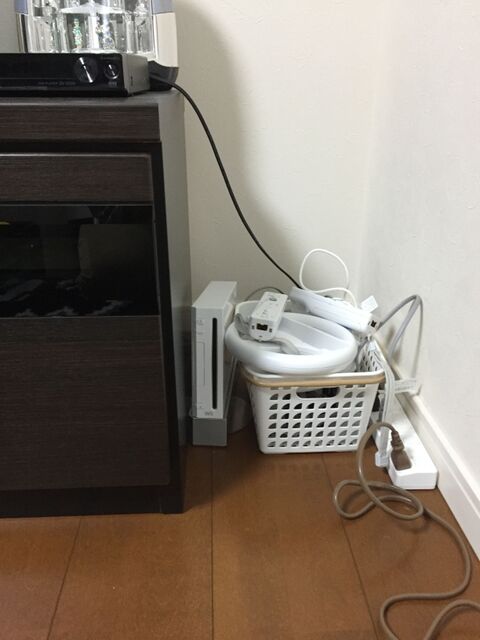 セリアの蓋つきボックスとケーブルタイでテレビまわりの配線コード問題をスッキリ 暮らしニスタ セリアの蓋つきボックスとケーブルタイでテレビまわりの配線コード問題をスッキリ 暮らしニスタ