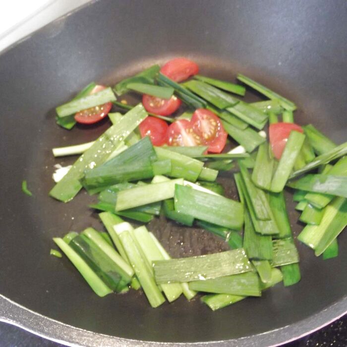 野菜を炒めます。