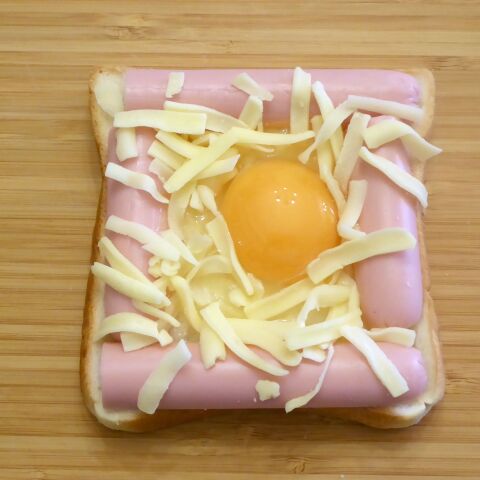 トーストアレンジレシピ 魚肉ソーセージdeボリュームアップトースト