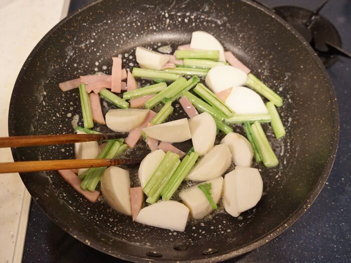 野菜を加えて炒めます。